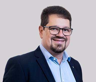 Homem de terno com barba