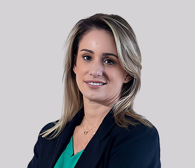 Mulher de blazer escuro