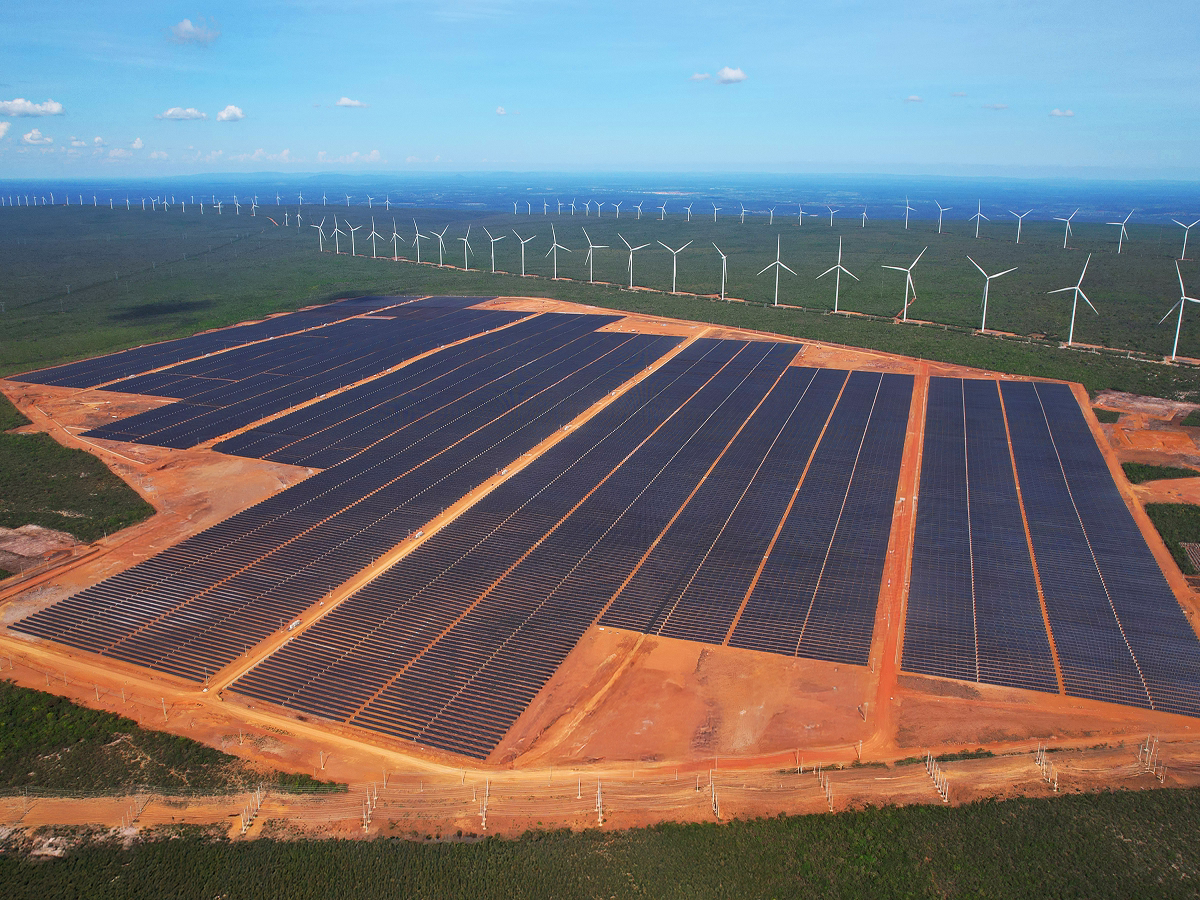 Painéis solares e turbinas eólicas