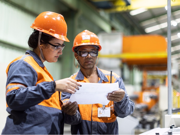 Profissionais analisando documentos