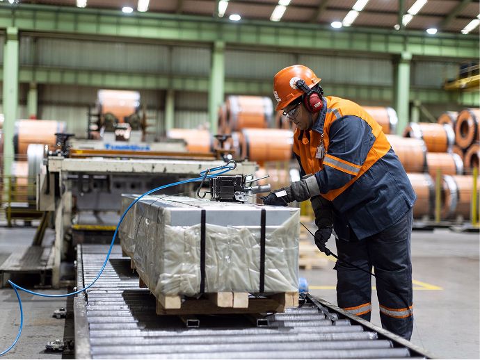 Operador em linha industrial