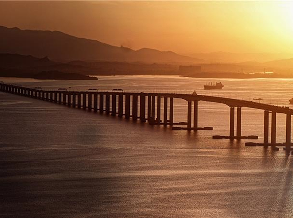 Ponte Rio–Niterói sobre a água vista lateral