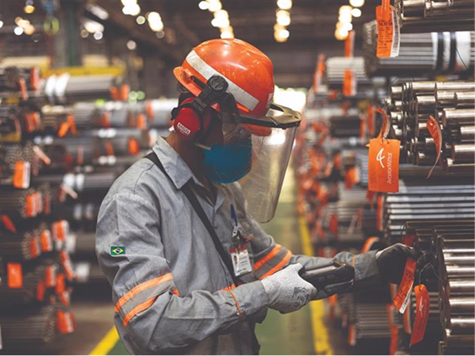 Trabalhador com equipamentos de proteção