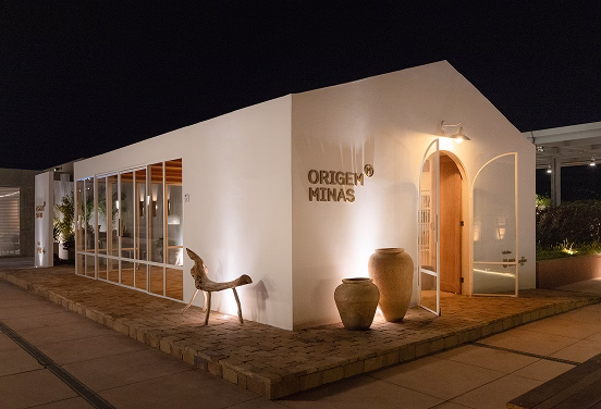 Fachada do ambiente Origem Minas na CASACOR Minas 2026, com arquitetura contemporânea e iluminação externa