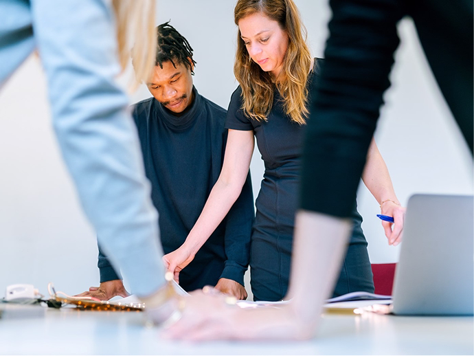 Profissionais em reunião corporativa