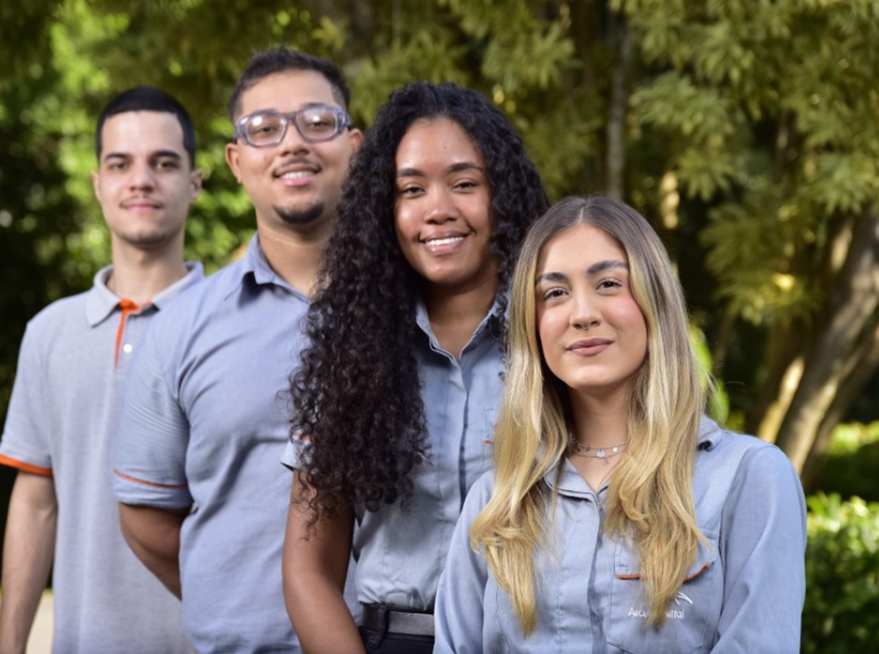 Equipe diversa de colaboradores