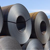 Bobinas de aço em área industrial