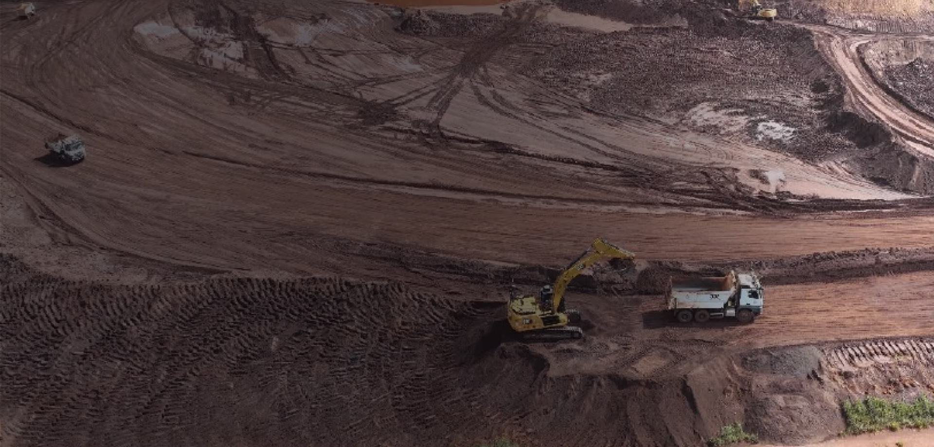 Escavadeira carrega caminhão em obra da Barragem Serra Azul