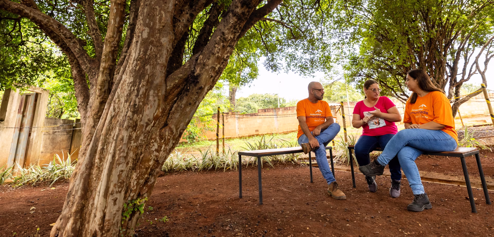 Equipe conversa com moradora da comunidade