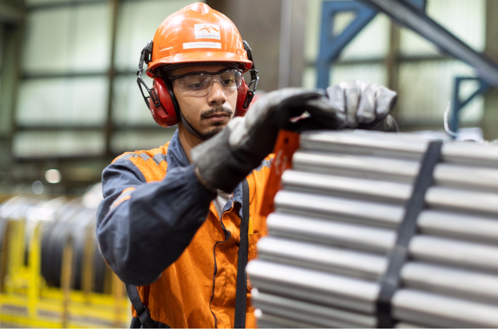 Profissional com capacete em operação