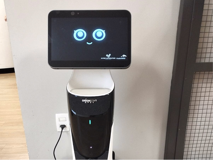 Robô com tela interativa