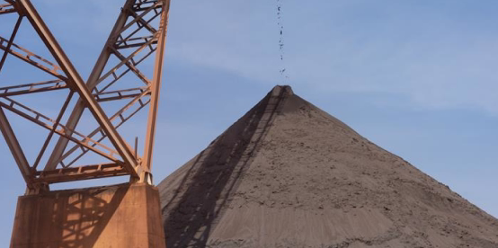 Área industrial com materiais