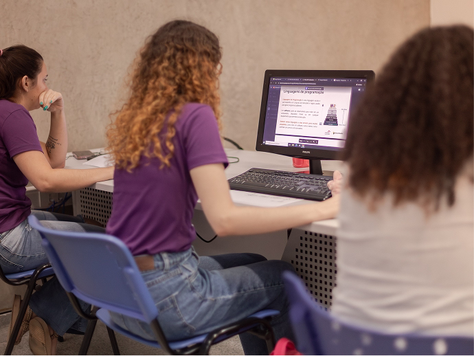 Jovens utilizando computador