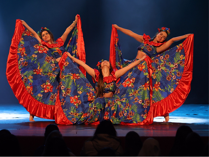 Bailarinas em trajes típicos no palco