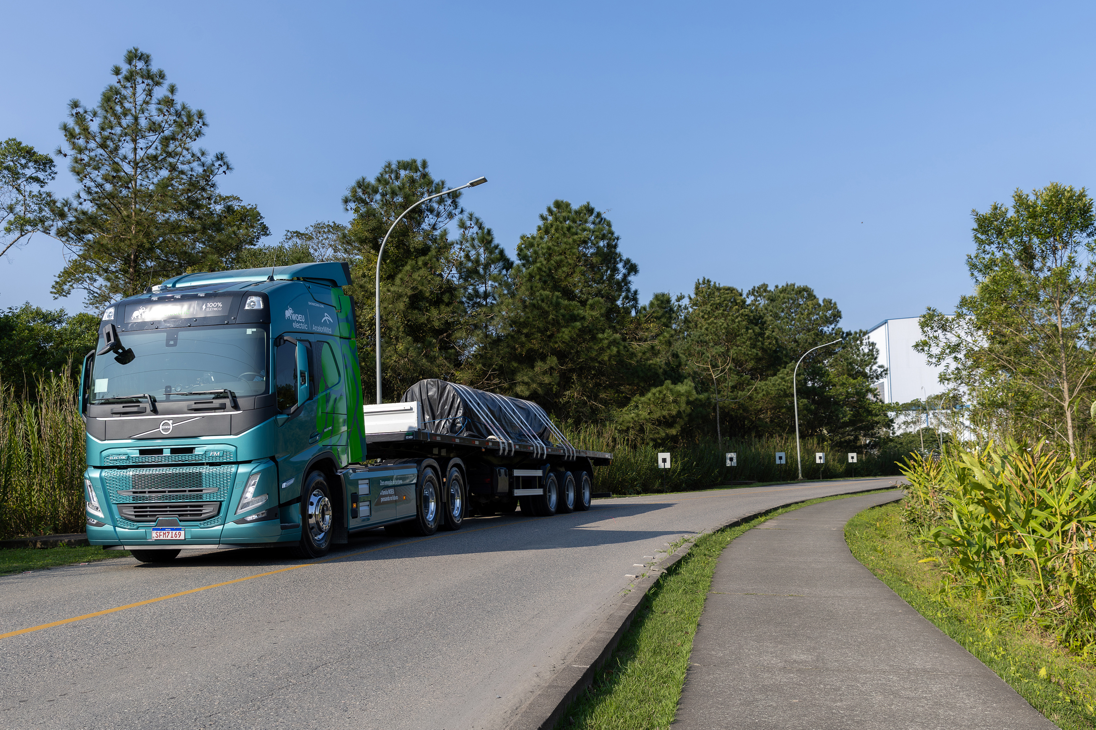 ArcelorMittal inicia operação inédita de transporte de bobinas de aço com caminhão 100% elétrico