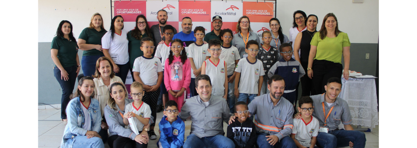 ArcelorMittal e Prefeitura de Itatiaiuçu entregam óculos  a crianças no projeto Ver e Viver