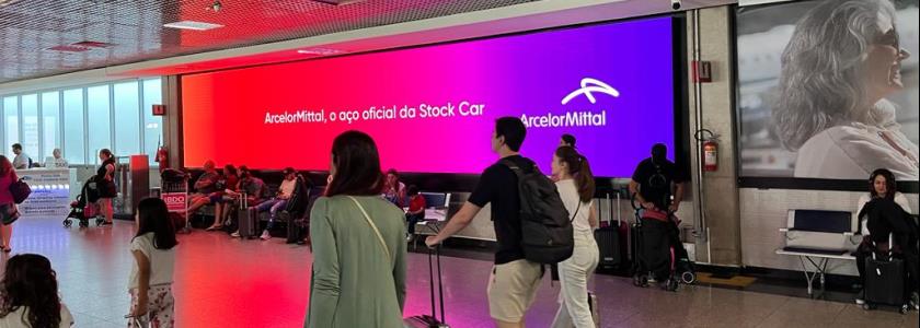 ArcelorMittal presente em painéis nos aeroportos brasileiros