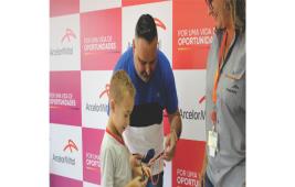 ArcelorMittal e Prefeitura de Itatiaiuçu entregam óculos a crianças no projeto Ver e Viver