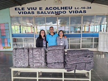 ArcelorMittal transforma uniformes usados em 360 cobertores para instituições de João Monlevade e Bela Vista de Minas