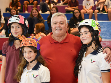 Alunos capixabas ganham capacetes personalizados por Alan Mosca