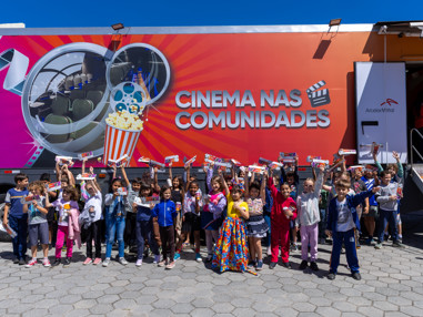 Cinema itinerante, a bordo de caminhão, contempla  moradores de São Bento do Sul e São Francisco do Sul